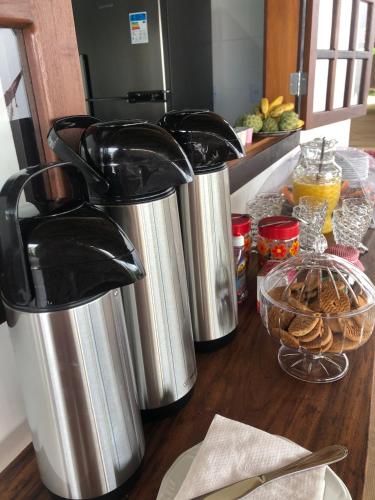 a counter with two stainless steel containers on a table at KUKA ZEN in Pirenópolis