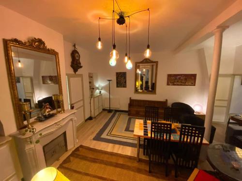 un salon avec une table et une cheminée dans l'établissement Romantic Apartment in Paris, à Paris