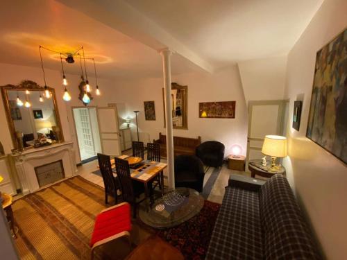 un salon avec un canapé et une table dans l'établissement Romantic Apartment in Paris, à Paris
