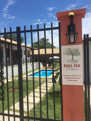 a sign on a fence in front of a pool at KUKA ZEN in Pirenópolis