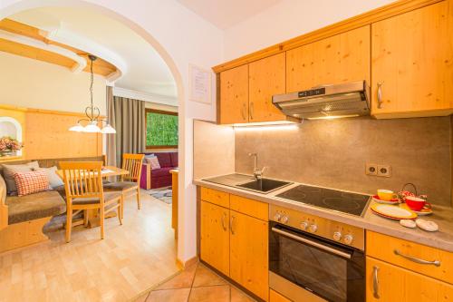 Η κουζίνα ή μικρή κουζίνα στο Apartments Tirolerhaus