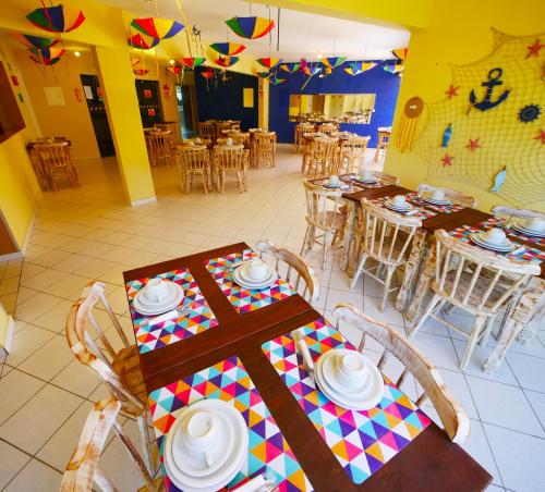 Un restaurante o sitio para comer en Pousada Recanto dos Corais