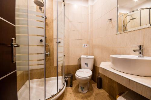 Koupelna v ubytování Avra Hotel