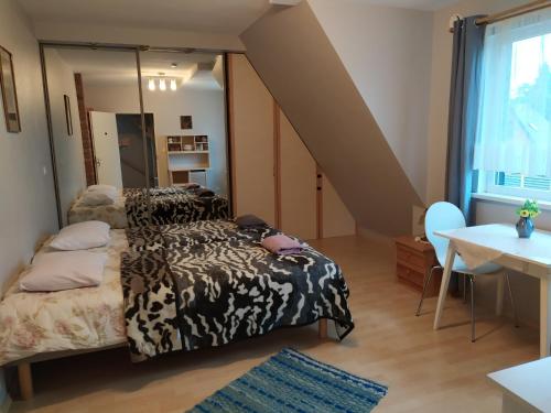 1 dormitorio con cama y ventana grande en Ele kodumajutus en Pärnu