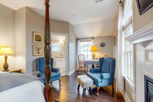 Ruang duduk di Brewster by the Sea Inn