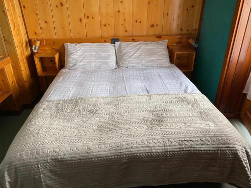 A bed or beds in a room at Hotel La Piccola Baita