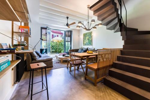 ein Wohnzimmer mit einer Treppe und ein Esszimmer in der Unterkunft JUNGLE KEYWEEK Townhouse with terrace and garden in Biarritz