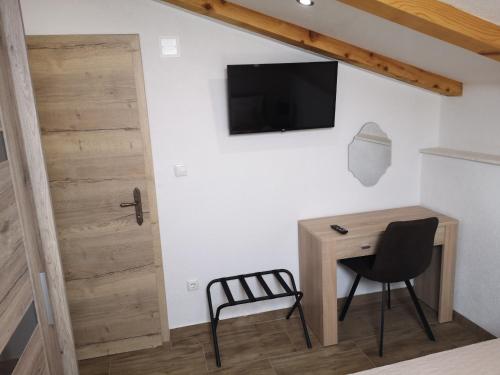 TV a/nebo společenská místnost v ubytování LUX attic old town Rab