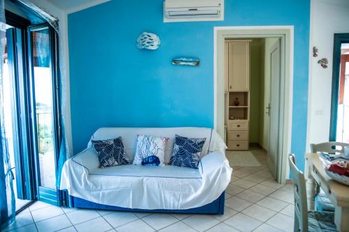 ヴァッレドーリアにあるSardinia Imagination - Valledoria M03の青いリビングルーム(白いソファ、枕付)