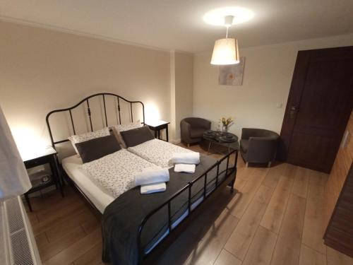a bedroom with a bed with two towels on it at Dom na Klonowym Wzgórzu in Stronie Śląskie