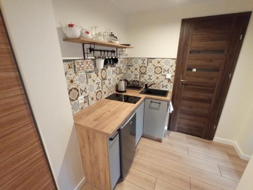 a small kitchen with a counter and a sink at Dom na Klonowym Wzgórzu in Stronie Śląskie