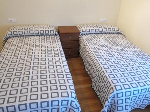 twee bedden naast elkaar in een slaapkamer bij Apartamentos Valencia in Valencia