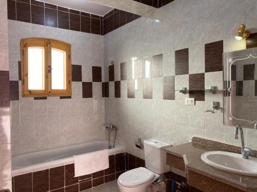 Ένα μπάνιο στο Elsanosy Family Guest House - Luxor