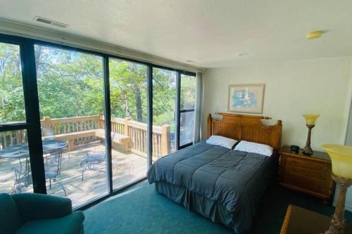 een slaapkamer met een bed en een balkon met een patio bij Unit 51 - Treeloft 3 Bedroom Villa in Four Seasons