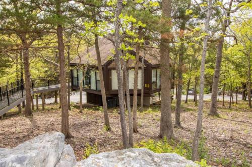 eine Blockhütte im Wald mit Bäumen in der Unterkunft Unit 110 - Treeloft 3 Bedroom Villa in Four Seasons