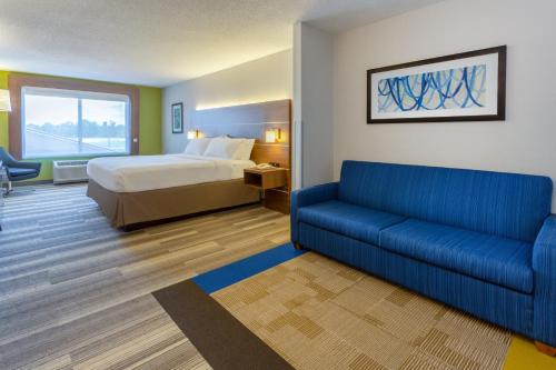 Postelja oz. postelje v sobi nastanitve Holiday Inn Express & Suites Vandalia, an IHG Hotel