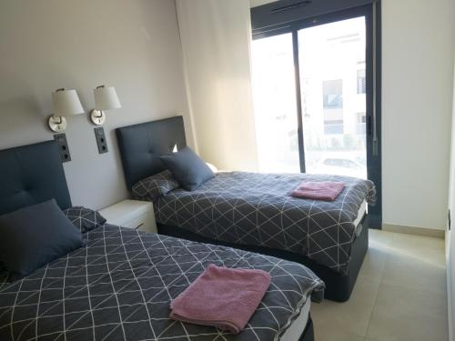 Un pat sau paturi într-o cameră la Oasis Beach 8 Top floor apartment in Torrevieja Punta Prima
