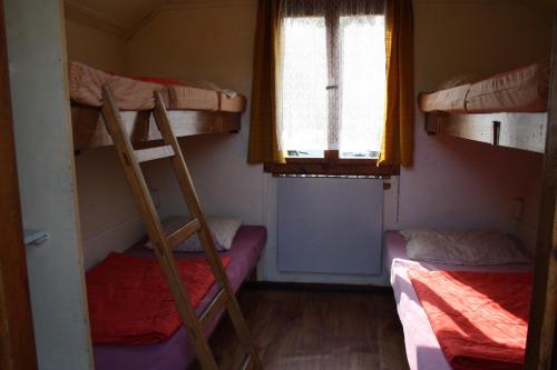 a room with two bunk beds and a window at Letní rekreační středisko Schiffler Miroslav in Samopše