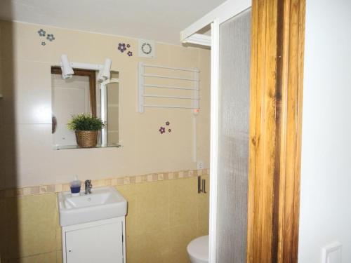 La salle de bains est pourvue d'un lavabo, de toilettes et d'un miroir. dans l'établissement Casa Alegre Estepona, à Estepona