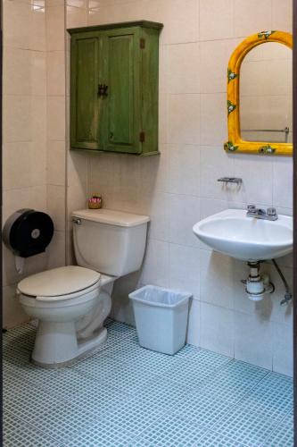 ein Badezimmer mit Toilette und Waschbecken in der Unterkunft Casa Vilasanta in Guadalajara