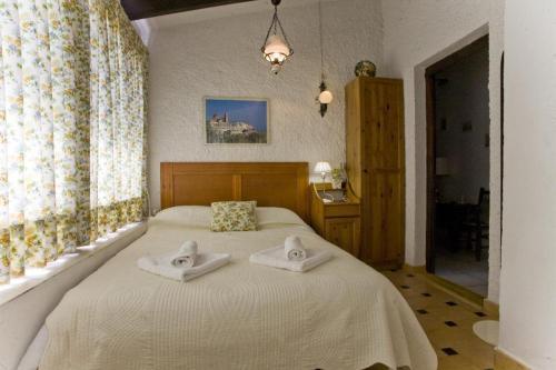 een slaapkamer met een bed met twee handdoeken erop bij Annette in Albir