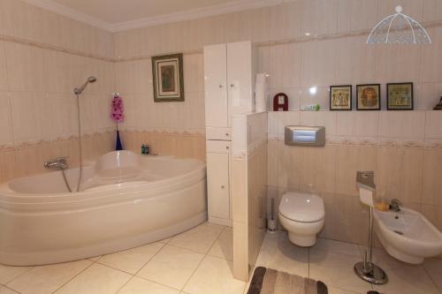 une salle de bain avec une baignoire, des toilettes et un lavabo dans l'établissement Bella Vida Alfaz, à L'Alfàs del Pi
