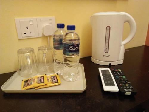uma mesa com uma garrafa de água e um liquidificador em Ghazrins Hotel Dataran Larkin em Johor Bahru