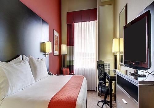 Säng eller sängar i ett rum på Holiday Inn Birmingham - Hoover, an IHG Hotel
