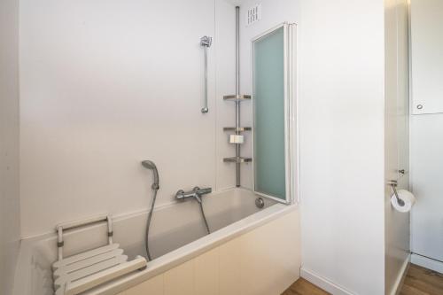 
A bathroom at Residentie Helix Zeezicht
