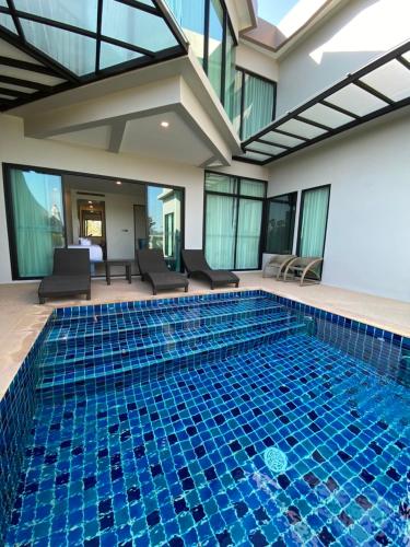 Elmas Cha Am Design Hotelの敷地内または近くにあるプール