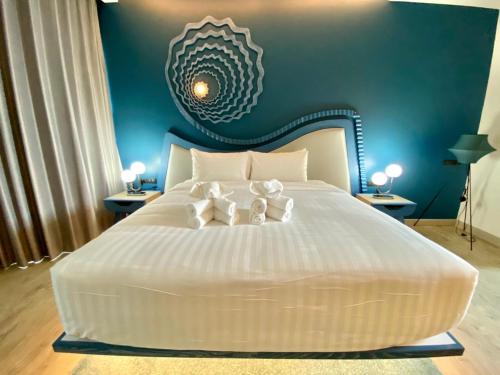 Elmas Cha Am Design Hotelにあるベッド