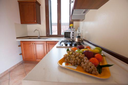 a plate of fruit on a counter in a kitchen at Agriturismo Ca' Bonelli 1924 in Scardovari