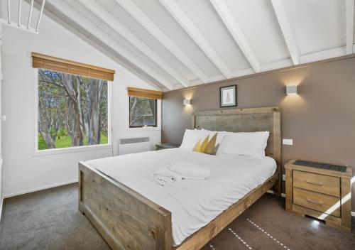 Un dormitorio con una cama grande y una ventana en Diamantina, en Dinner Plain