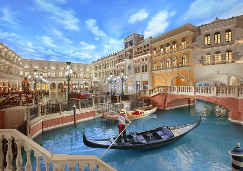 Una góndola en medio de un canal en un centro comercial en The Palazzo at The Venetian®, en Las Vegas