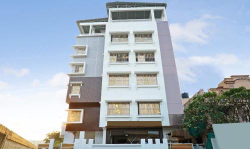 un edificio alto de color blanco con ventanas en Treebo Trend Hotel A1, en Nagpur