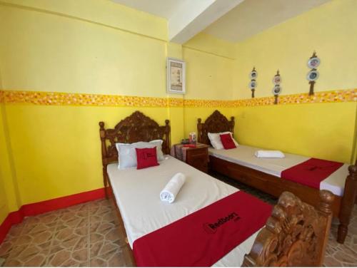 سرير أو أسرّة في غرفة في RedDoorz @ White Castle Beach Resort Iba Zambales