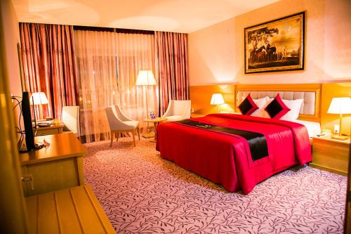 Quảng Trị的住宿－西貢東河酒店，酒店客房配有红色的床和书桌