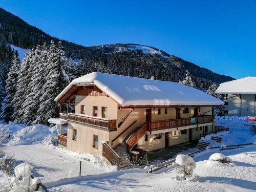 ein Haus voller Schnee in den Bergen in der Unterkunft Appartement Bel Monte in Bad Kleinkirchheim