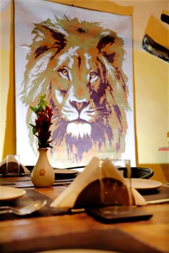 un dipinto di un leone sopra un tavolo di LaHermitage Resort a Lansdowne