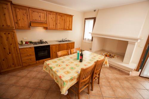 a kitchen with a table with chairs and a stove at Agriturismo Ca' Bonelli 1924 in Scardovari