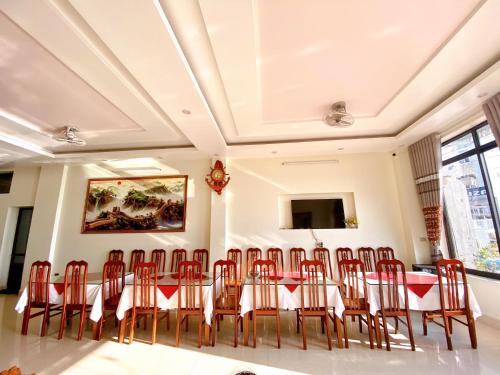 uma sala de conferências com mesa e cadeiras em Gia Hiếu Hotel em Sơn Ðình