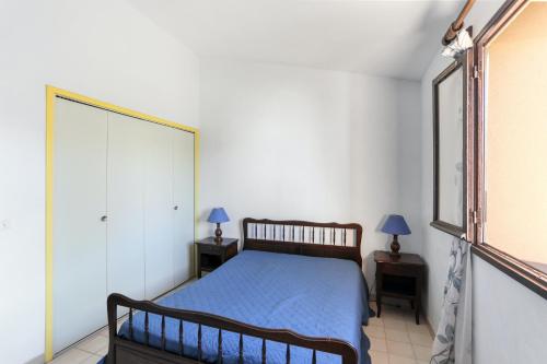 - une chambre avec un lit, deux lampes et un miroir dans l'établissement Maison confortable près des plages de Saint-Raphaël, à Saint-Raphaël