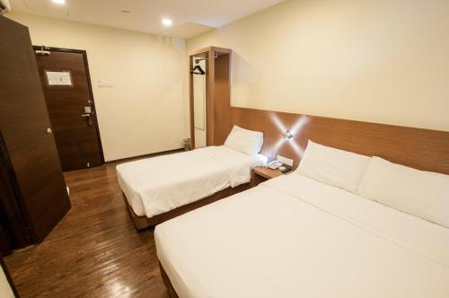 Postel nebo postele na pokoji v ubytování Nagoya Inn Hotel