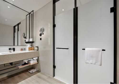 W łazience znajduje się prysznic i umywalka. w obiekcie EVEN Hotel Nanjing Yangtze River, an IHG Hotel w mieście Nankin