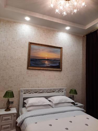 una camera con letto e lampadario a braccio di Boutique WIEN Apartments a Odessa