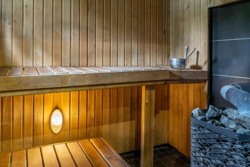 a room with a sauna with a wooden wall at Metsaääre Accommodation in Uulu