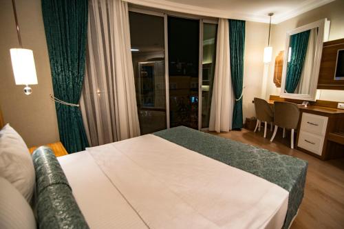 Postel nebo postele na pokoji v ubytování Exelans Hotel
