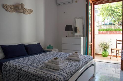 una camera da letto con un letto con asciugamani sopra di Calypso Appartamento a Castelluccio