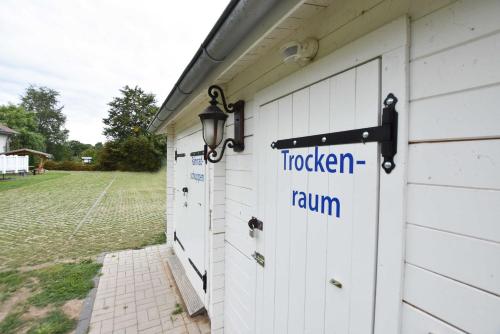 a white barn with a sign that reads broken farminn at Ferienhaus Drachenflieger Pepelow in Pepelow