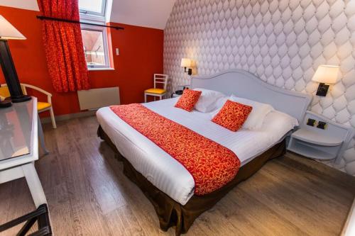 En eller flere senge i et værelse på Cit'Hotel - Hotel Le Cèdre